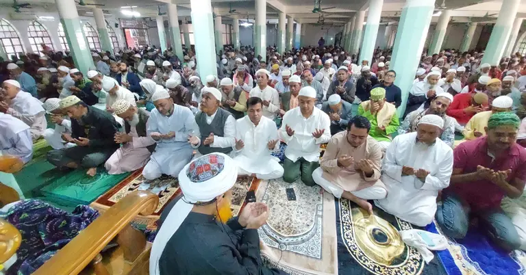 বগুড়ার একটি মসজিদে দোয়া